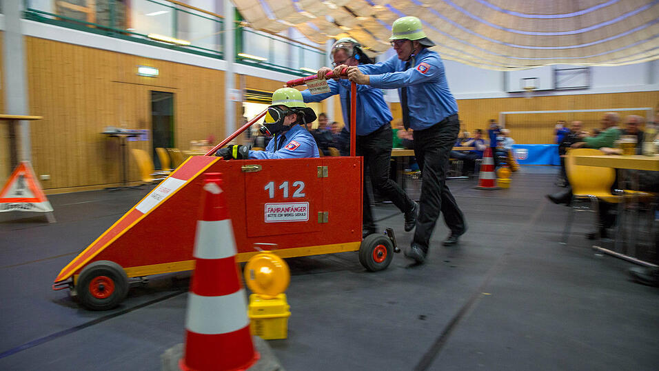 Im Mini-Feuerwehrauto ging es durch den Parcours.