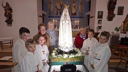 Die Organisatorinnen der j&auml;hrlichen Fatima-Rosenkranzgebete in Mais: Initiatorin Rosa Vogl, Christa Buchberger und Resi Prechtl (v.l.) zusammen mit den Ministranten sind gl&uuml;cklich, die Nationalmadonna in ihrer Mitte zu haben.
