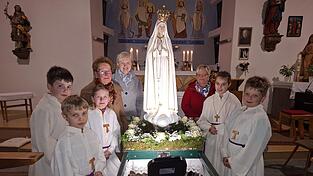 Die Organisatorinnen der j&auml;hrlichen Fatima-Rosenkranzgebete in Mais: Initiatorin Rosa Vogl, Christa Buchberger und Resi Prechtl (v.l.) zusammen mit den Ministranten sind gl&uuml;cklich, die Nationalmadonna in ihrer Mitte zu haben.