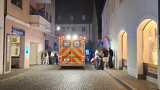 Bei dem Angriff Ende Juli sind ein 16-Jähriger, sein 18-jähriger Bruder und eine 16-Jährige verletzt worden. Der 16-Jährige erlitt durch Tritte schwere Gesichtsverletzungen und musste operiert werden. Bei dem Angriff Ende Juli sind ein 16-Jähriger, sein 18-jähriger Bruder und eine 16-Jährige verletzt worden. Der 16-Jährige erlitt durch Tritte schwere Gesichtsverletzungen und musste operiert werden.