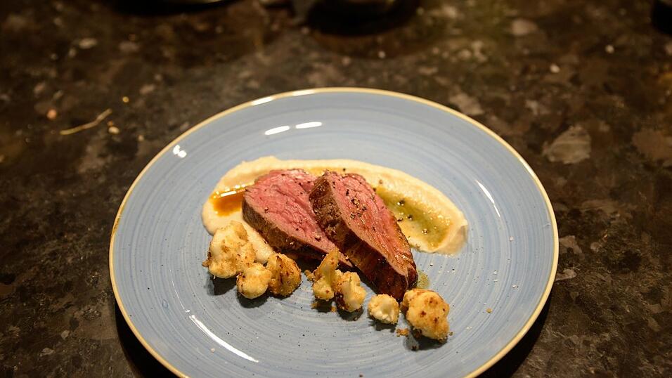 Sebastian Völkl aus dem Jedermann in Straßkirchen empfiehlt ein Rinderfilet mit Blumenkohlpüree, Blumenkohl in Butter und Brösel gebraten und einer dunklen Jus.