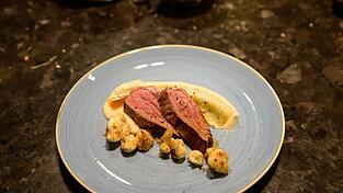 Sebastian Völkl aus dem Jedermann in Straßkirchen empfiehlt ein Rinderfilet mit Blumenkohlpüree, Blumenkohl in Butter und Brösel gebraten und einer dunklen Jus.
