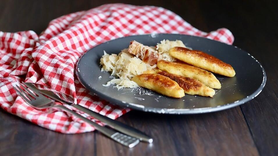 Schupfnudeln: Wer sich mit dem Gericht gemütlich sattgegessen hat, fühlt sich beinahe wieder wie bei Muttern oder Oma an den alten Holzküchentisch in die Kindheit zurückversetzt.