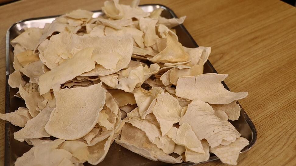 Schornbladl sind in der Region unter den Namen Schaitl, Schoambladl oder Fuchsenfuada bekannt. Die Teigware besteht aus Mehl, Salz und Wasser.