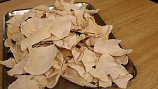 Schornbladl sind in der Region unter den Namen Schaitl, Schoambladl oder Fuchsenfuada bekannt. Die Teigware besteht aus Mehl, Salz und Wasser.