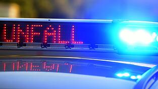 Wegen winterglatter Fahrbahn ist eine 58-J&auml;hrige in den Gegenverkehr geraten und ums Leben gekommen. (Symbolbild)