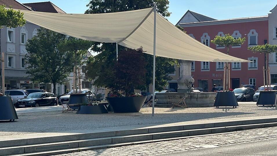 Ausgerechnet in den hei&szlig;esten Tagen des Jahres versagt das Sonnensegel am Standplatz seinen Dienst. Das sorgt in der Bev&ouml;lkerung f&uuml;r Unmut und Gesp&ouml;tt.