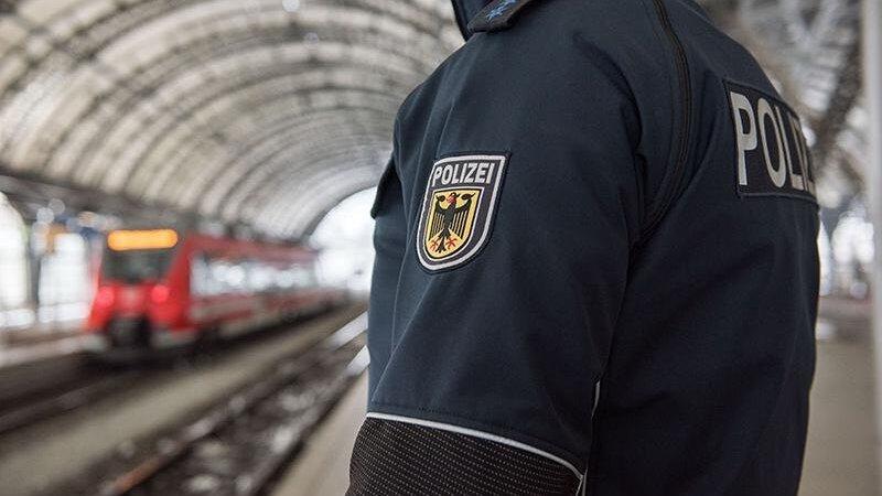Further Bundespolizisten konnten den Mann vor seiner Ausreise stoppen. Further Bundespolizisten konnten den Mann vor seiner Ausreise stoppen.
