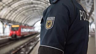 Further Bundespolizisten konnten den Mann vor seiner Ausreise stoppen. Further Bundespolizisten konnten den Mann vor seiner Ausreise stoppen.