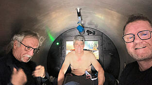 Auf engstem Raum geht es im 'Titan'-Tauchboot zur 'Titanic': 'Missionsspezialist' Arthur Loibl (r.), der weltberühmte französische Tiefseeforscher Paul-Henry Nargeolet (l.) und 'OceanGate'-Chef Stockton Rush. Auf engstem Raum geht es im 'Titan'-Tauchboot zur 'Titanic': 'Missionsspezialist' Arthur Loibl (r.), der weltberühmte französische Tiefseeforscher Paul-Henry Nargeolet (l.) und 'OceanGate'-Chef Stockton Rush.