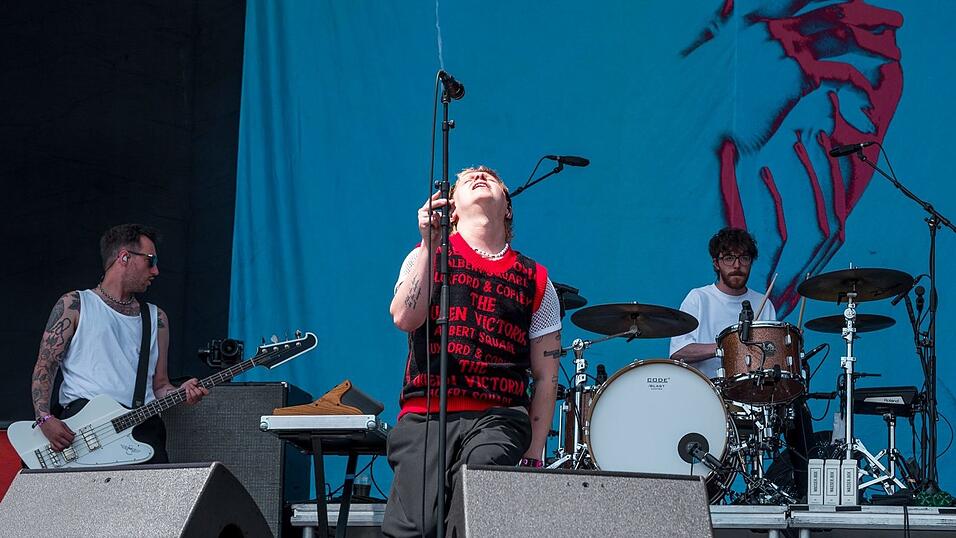 Conor Mason (S&auml;nger, M) und seine Bandkollegen Philip Blake (Bass, l) und James Price (Schlagzeug, r) von der britischen Rockband Nothing But Thieves treten w&auml;hrend des Open-Air-Festivals Rock im Park auf der Utopia Stage auf.