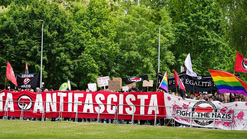 Protest gegen Höcke in Neutraubling. Protest gegen Höcke in Neutraubling.
