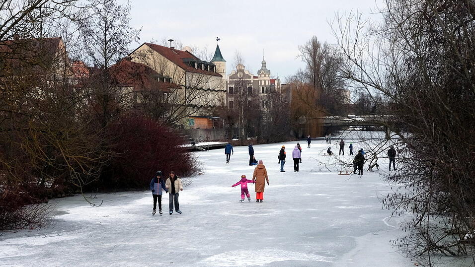 Das gibt es nicht jeden Winter zu sehen: Schlittschuhfahrer auf der Vils in Vilsibiburg. Das gibt es nicht jeden Winter zu sehen: Schlittschuhfahrer auf der Vils in Vilsibiburg.