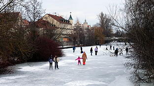 Das gibt es nicht jeden Winter zu sehen: Schlittschuhfahrer auf der Vils in Vilsibiburg.