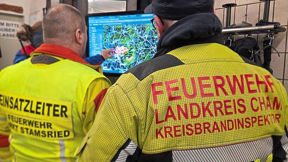 Im Ger&auml;tehaus der Feuerwehr Stamsried liefen bei der umfangreichen Vermisstensuche alle F&auml;den zusammen.
