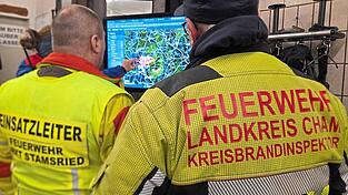 Im Gerätehaus der Feuerwehr Stamsried liefen bei der umfangreichen Vermisstensuche alle Fäden zusammen. Im Gerätehaus der Feuerwehr Stamsried liefen bei der umfangreichen Vermisstensuche alle Fäden zusammen.