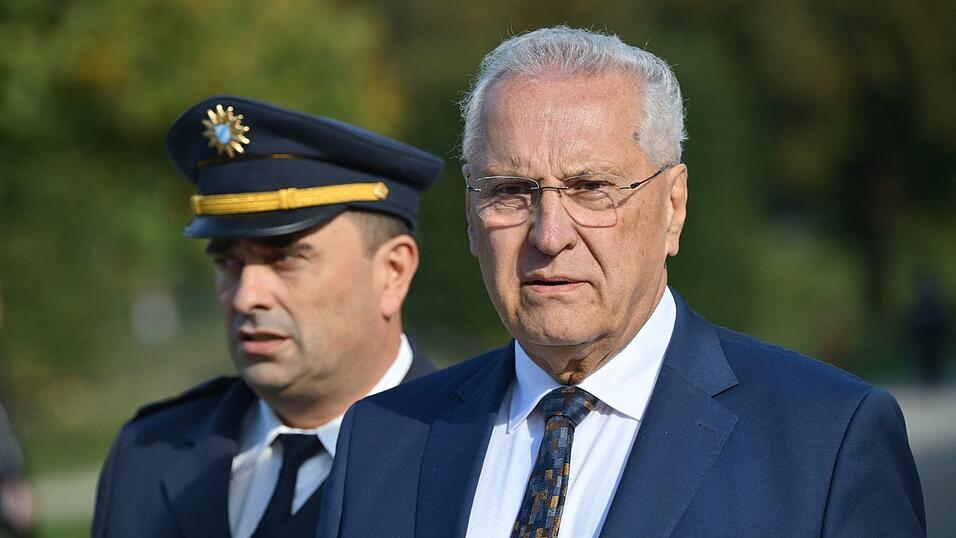 Soll sich am Vormittag im Innenausschuss des Landtags erklären: Bayerns Innenminister Joachim Herrmann (CSU). (Archivbild) Soll sich am Vormittag im Innenausschuss des Landtags erklären: Bayerns Innenminister Joachim Herrmann (CSU). (Archivbild)