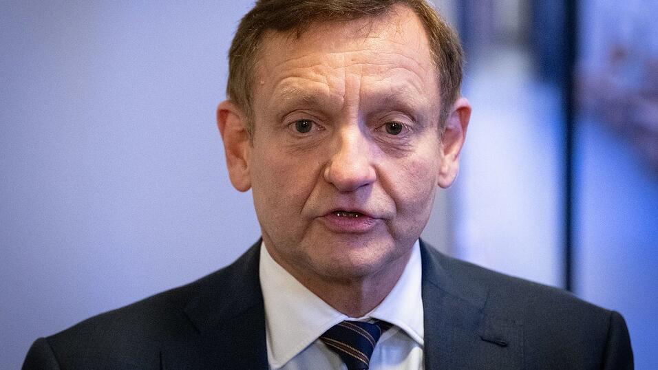 Kay Gottschalk, stellvertretender Bundessprecher und Bundestagsabgeordneter und der Vertreter der AfD vor Gericht. (Archivbild)