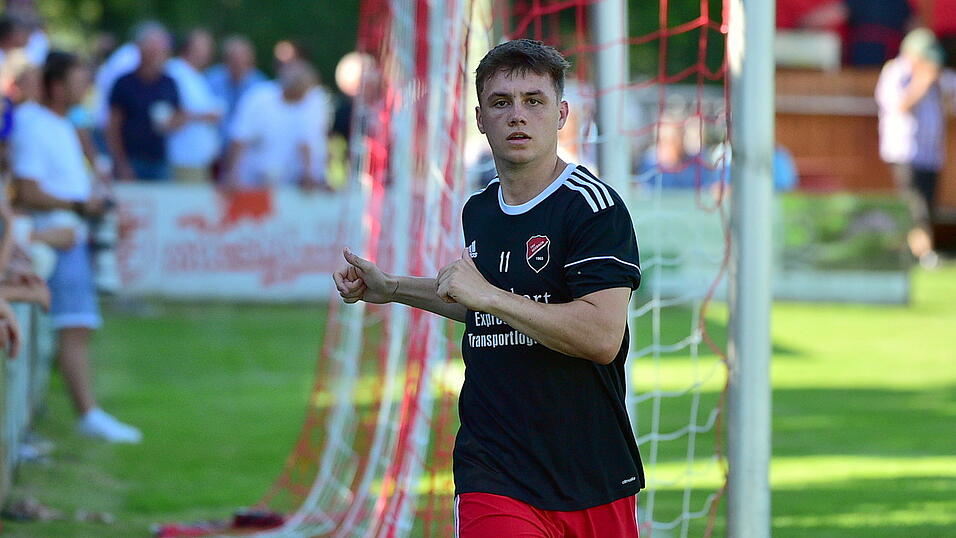 Simon Griesbeck erzielt im Meisterschaftsduell zwischen Seebach und Landshut den goldenen Treffer. Dabei hat der Mittelfeldakteur Gl&uuml;ck, denn sein Elfmeter wurde vom Landshuter Keeper Daniel M&uuml;hl beinahe pariert.