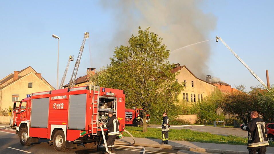 Großbrand einer ehemaliegen Ziegelei in Straubing. (Foto: Ulli Scharrer) Großbrand einer ehemaliegen Ziegelei in Straubing. (Foto: Ulli Scharrer)