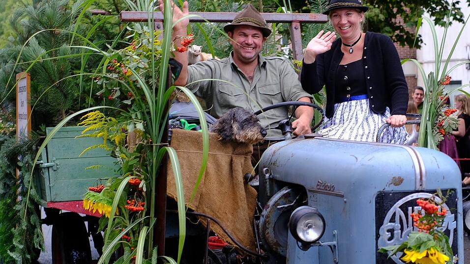 Zahlreiche Musik- und Trachtengruppen zogen nach dreij&auml;hriger Pause am Freitagabend zum Festplatz Am Hagen.