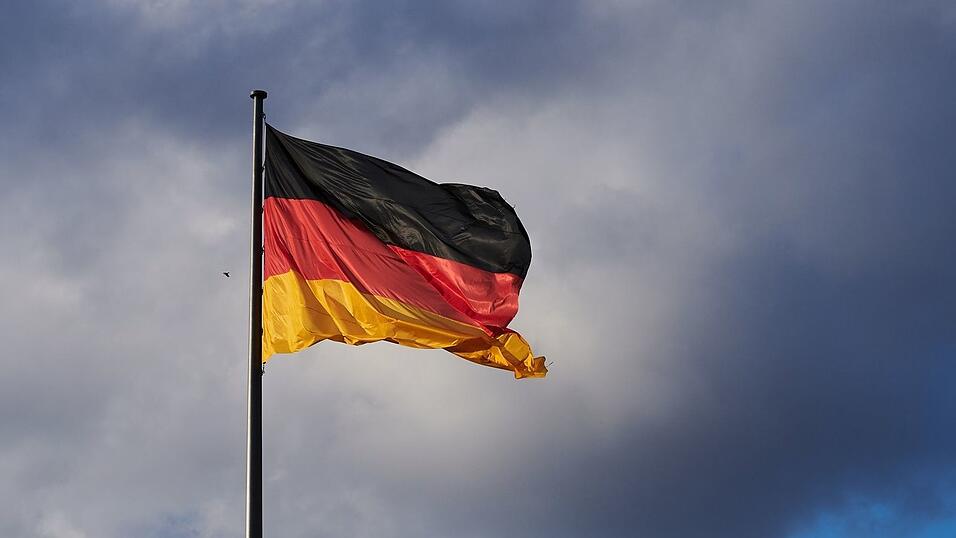Mit dem Gemeinschaftsgefühl zwischen Ost- und Westdeutschland geht es einer Umfrage nach wieder abwärts. (Archivbild)