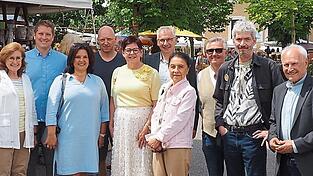 Die Schirmherrin Renate Bumeder eröffnete den Markt offiziell. Die Schirmherrin Renate Bumeder eröffnete den Markt offiziell.
