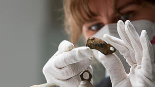 Künftig müssen historische Schätze und archäologische Funde in Bayern an den Freistaat abgetreten werden. Entdecker sollen dafür einen Finderlohn erhalten. 