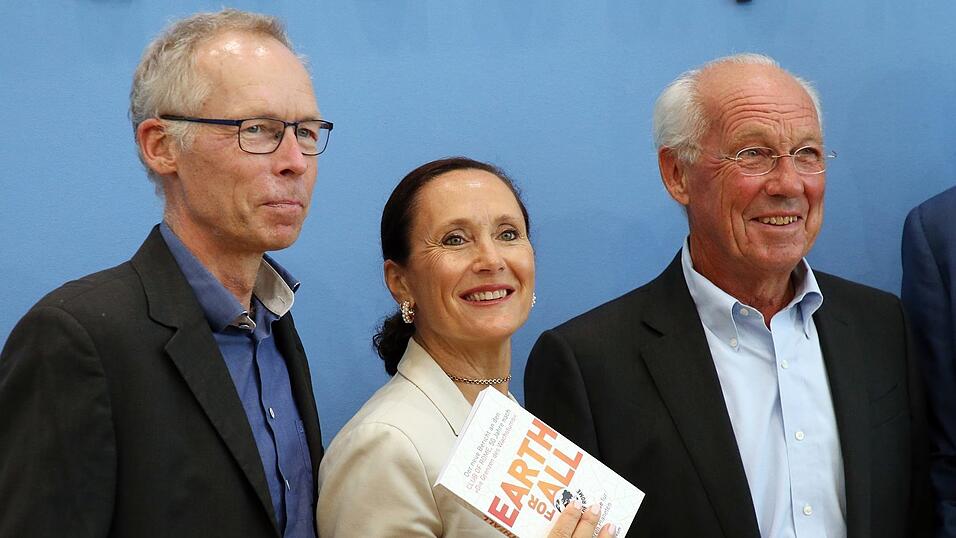 Der Club of Rome, vertreten durch (von links) Johan Rockström, Direktor des Potsdam Instituts für Klimafolgenforschung, Sandrine Dixson-Declève, Ko-Präsidentin des Club of Rome, und Jorgen Randers, Ko-Autor 'Grenzen des Wachstums', stellt Ende August 2022 den neuen Bericht 'Earth For All' zu konkreten Wegen aus der Klimakrise vor. Der Club of Rome, vertreten durch (von links) Johan Rockström, Direktor des Potsdam Instituts für Klimafolgenforschung, Sandrine Dixson-Declève, Ko-Präsidentin des Club of Rome, und Jorgen Randers, Ko-Autor 'Grenzen des Wachstums', stellt Ende August 2022 den neuen Bericht 'Earth For All' zu konkreten Wegen aus der Klimakrise vor.