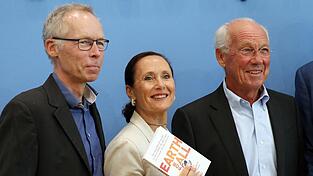 Der Club of Rome, vertreten durch (von links) Johan Rockström, Direktor des Potsdam Instituts für Klimafolgenforschung, Sandrine Dixson-Declève, Ko-Präsidentin des Club of Rome, und Jorgen Randers, Ko-Autor 'Grenzen des Wachstums', stellt Ende August 2022 den neuen Bericht 'Earth For All' zu konkreten Wegen aus der Klimakrise vor. Der Club of Rome, vertreten durch (von links) Johan Rockström, Direktor des Potsdam Instituts für Klimafolgenforschung, Sandrine Dixson-Declève, Ko-Präsidentin des Club of Rome, und Jorgen Randers, Ko-Autor 'Grenzen des Wachstums', stellt Ende August 2022 den neuen Bericht 'Earth For All' zu konkreten Wegen aus der Klimakrise vor.
