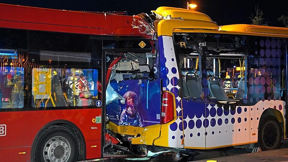 Der hintere Bus war auf der Nibelungenbrücke mit voller Wucht auf den vorderen gekracht, wodurch rund 50 Menschen verletzt wurden. Der hintere Bus war auf der Nibelungenbrücke mit voller Wucht auf den vorderen gekracht, wodurch rund 50 Menschen verletzt wurden.