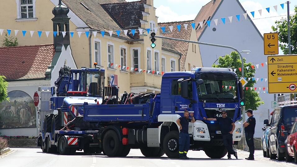 Imposante Erscheinung: Zur Absicherung des Volksfesteinzuges waren heuer erstmals Fahrzeuge von THW und Feuerwehren eingesetzt. Auch der Nordgautag wird die Stadt in Sachen Sicherheit vor Herausforderungen stellen, die kreative wie sichere Lösungen verlangen.