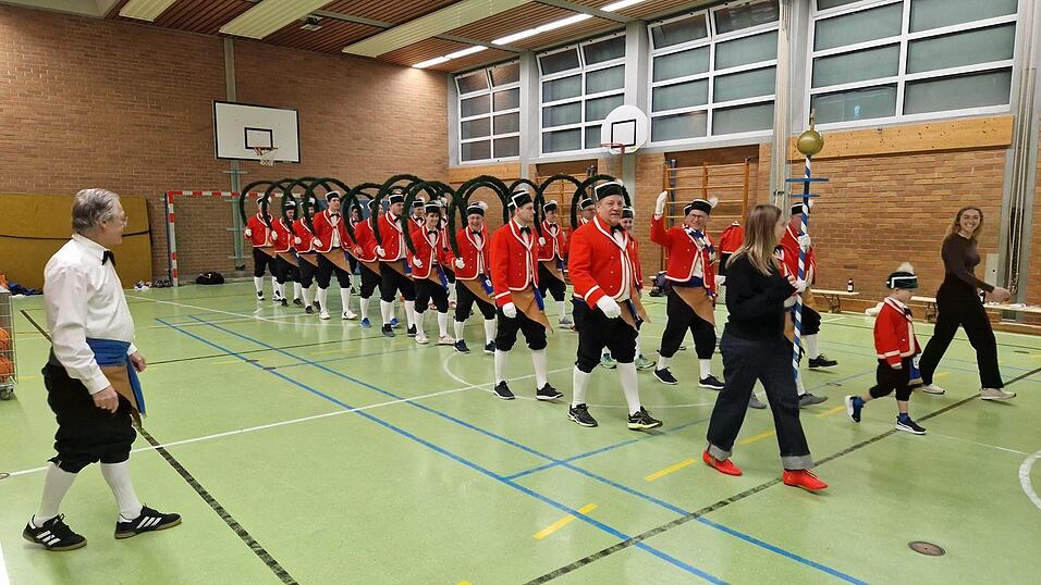 Nicht nur Figuren: Auch der Einmarsch muss sitzen. Richard Thurl (l.) schaut genau, ob alles richtig l&auml;uft.
