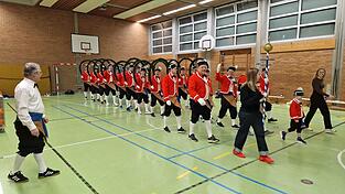Nicht nur Figuren: Auch der Einmarsch muss sitzen. Richard Thurl (l.) schaut genau, ob alles richtig l&auml;uft.