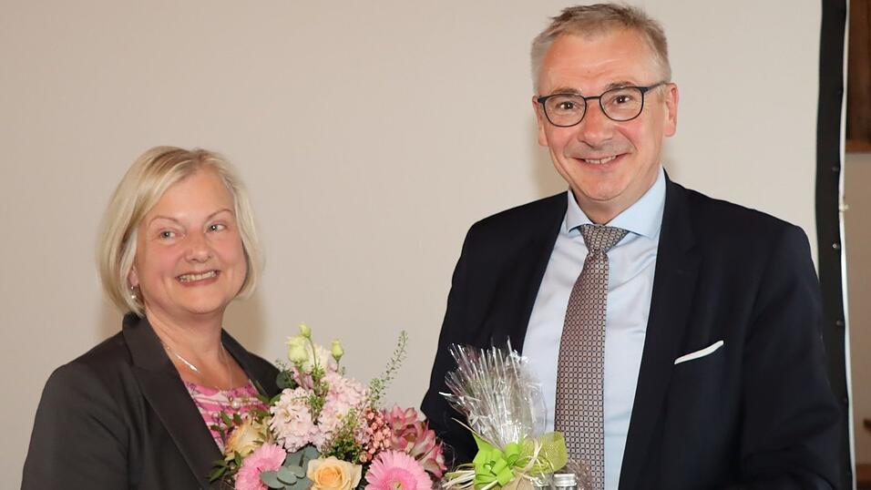 Ein Pr&auml;sent &uuml;berreichte Landrat Werner Bumeder an die scheidende Schulleiterin Rosemarie Thalhammer.