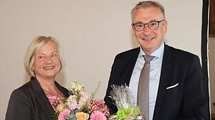 Ein Präsent überreichte Landrat Werner Bumeder an die scheidende Schulleiterin Rosemarie Thalhammer. Ein Präsent überreichte Landrat Werner Bumeder an die scheidende Schulleiterin Rosemarie Thalhammer.
