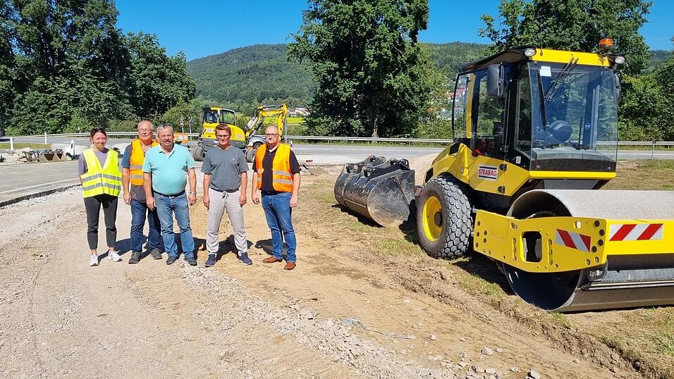 Informierten über den Baubeginn des Miltacher Kreisverkehrs (v.r.): Stefan Brunnbauer (Firma Strabag), Baudirektor Dr. Richard Bosl (Staatliches Bauamt Regensburg), Bürgermeister Johann Aumeier, Projektleiter Johann Weiß und Baureferendarin Christiane Quittek (beide Staatliches Bauamt) Informierten über den Baubeginn des Miltacher Kreisverkehrs (v.r.): Stefan Brunnbauer (Firma Strabag), Baudirektor Dr. Richard Bosl (Staatliches Bauamt Regensburg), Bürgermeister Johann Aumeier, Projektleiter Johann Weiß und Baureferendarin Christiane Quittek (beide Staatliches Bauamt)