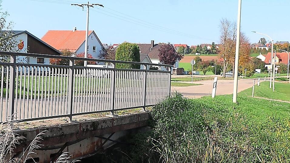 Die Laberbrücke am Fußballplatz ist marode und soll neu gebaut werden. Dabei soll Platz für ein Sport- und Seniorenzentrum direkt am Fußballplatz geschaffen werden. Die Laberbrücke am Fußballplatz ist marode und soll neu gebaut werden. Dabei soll Platz für ein Sport- und Seniorenzentrum direkt am Fußballplatz geschaffen werden.