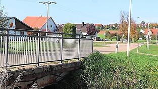 Die Laberbrücke am Fußballplatz ist marode und soll neu gebaut werden. Dabei soll Platz für ein Sport- und Seniorenzentrum direkt am Fußballplatz geschaffen werden.