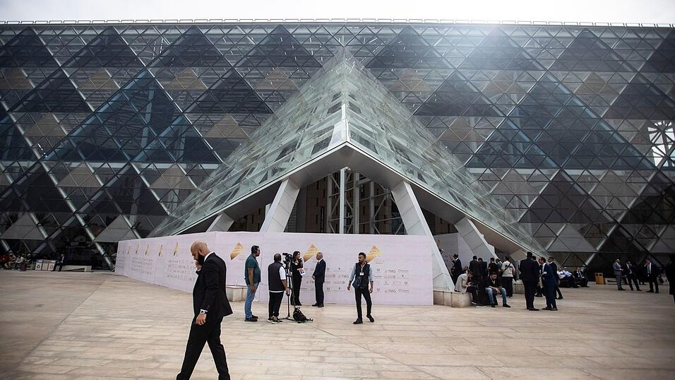 Zur Eröffnung sind Staats- und Regierungschefs aus aller Welt angereist. Zur Eröffnung sind Staats- und Regierungschefs aus aller Welt angereist.