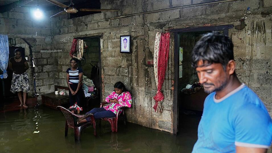 Erdrutsche, blockierte Straßen und Hochwasser in Wohnhäusern: Die Folgen des Zyklons legen das öffentliche Leben auf Sri Lanka nahezu lahm. Erdrutsche, blockierte Straßen und Hochwasser in Wohnhäusern: Die Folgen des Zyklons legen das öffentliche Leben auf Sri Lanka nahezu lahm.
