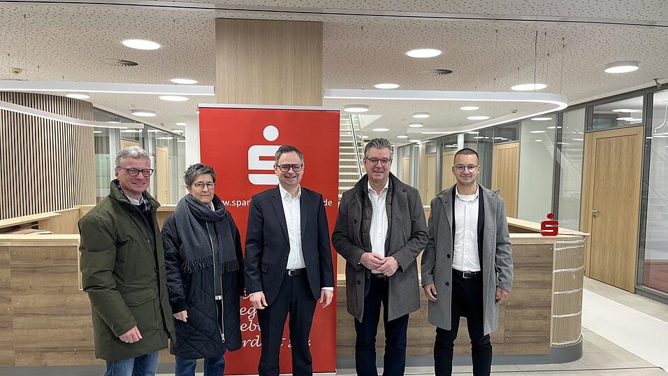 Freuen sich auf die Er&ouml;ffnung: (v.l.) Landrat Bernd Sibler, Ulrike Steininger vom Geb&auml;udemanagement, Stefan Swihota, Vorstandsvorsitzender der Sparkasse Deggendorf, B&uuml;rgermeister Hans Schmalhofer und Tom Zacher, der Leiter der Niederlassung Plattling.