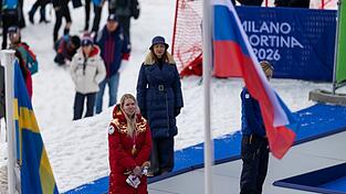 F&uuml;r Siegerin Warwara Worontschichina weht die russische Fahne bei den Paralympics.
