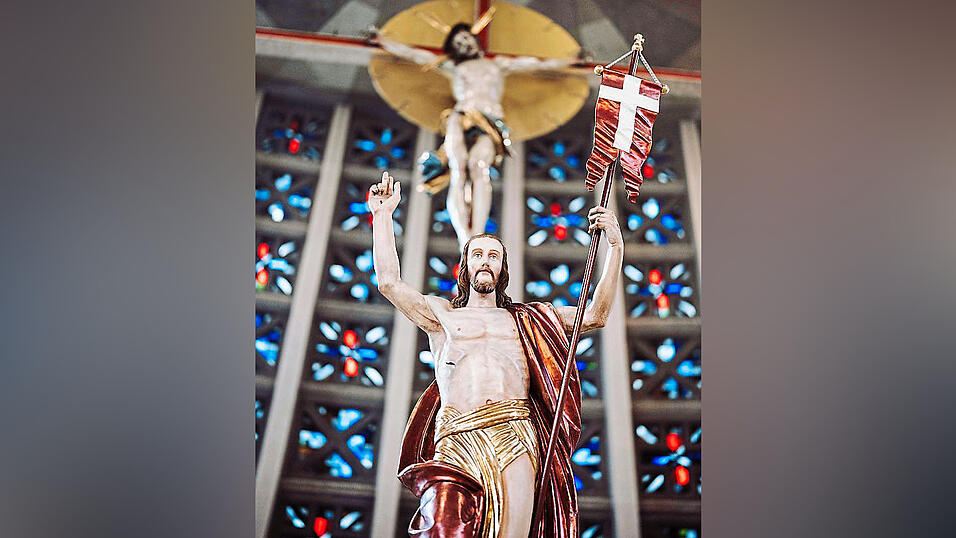 Welche guten Gedanken k&ouml;nnen Straubings Geistliche den Gl&auml;ubigen zu Osterfest mitgeben? Das Foto zeigt ein Darstellung des Auferstandenen Jesus in der Pfarrkirche St. Josef.