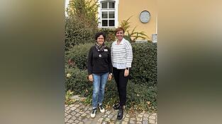 Bibliotheksleiterin Evelyn Fellner (links) und ihr Stellvertretung Franziska Lindner freuen sich auf die kommende Jubil&auml;umswoche.