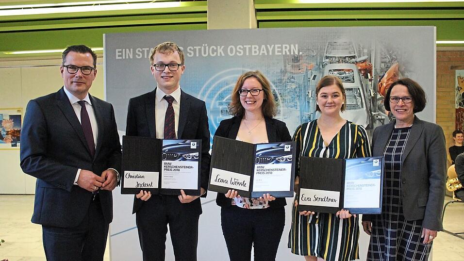 Andreas Sauer (v. l.), Leiter für Kommunikation im BMW Werk Regensburg, die drei Geehrten Christian Inderst, Lara Wörrle und Eva Sendtner und Bürgermeisterin Gertrud Maltz-Schwarzfischer bei der Kerschensteiner-Preisverleihung in der städtischen Berufsschule II. Andreas Sauer (v. l.), Leiter für Kommunikation im BMW Werk Regensburg, die drei Geehrten Christian Inderst, Lara Wörrle und Eva Sendtner und Bürgermeisterin Gertrud Maltz-Schwarzfischer bei der Kerschensteiner-Preisverleihung in der städtischen Berufsschule II.