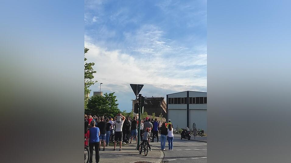 Rumms! Nachdem die Sprengladungen gez&uuml;ndet wurden, legte sich das alte Geb&auml;ude um und erzeugte eine gro&szlig;e Staubwolke.