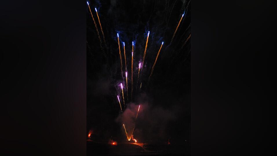 Mit einem bunten Feuerwerk wird die Lampionfahrt 2022 gefeiert.