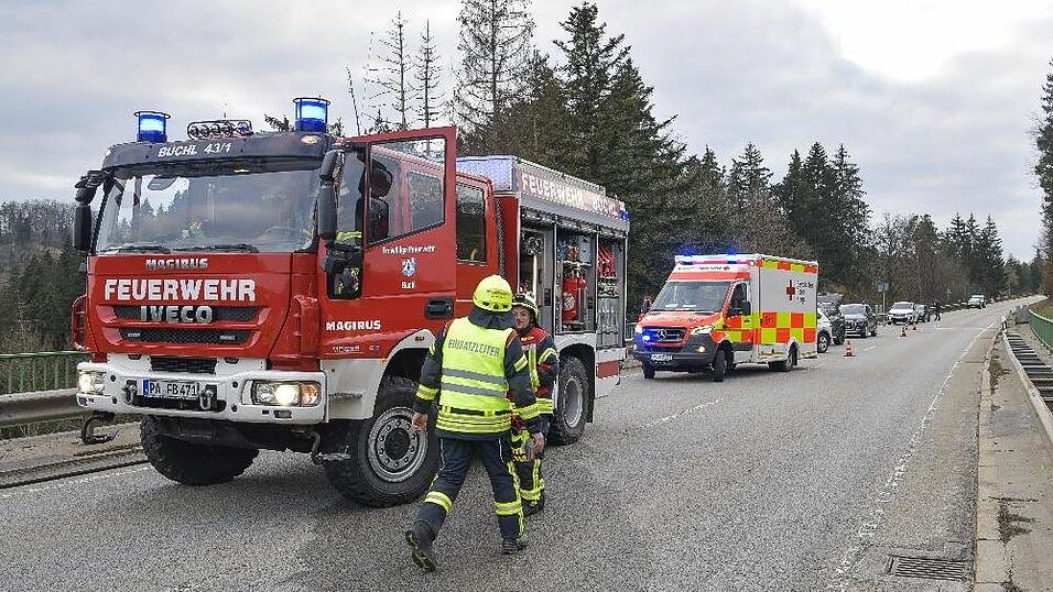 Bei einem Unfall auf der Staatsstraße 2622 in Hutthurm starb eine 59-jährige Frau, ein 55-Jähriger wurde schwer verletzt. Bei einem Unfall auf der Staatsstraße 2622 in Hutthurm starb eine 59-jährige Frau, ein 55-Jähriger wurde schwer verletzt.