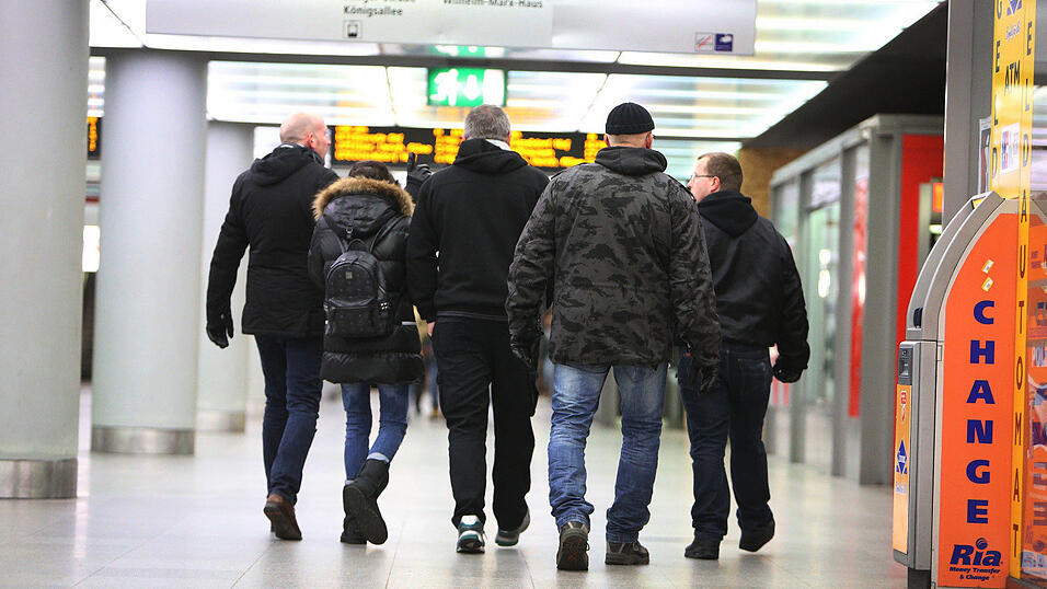 In immer mehr Städten (wie hier in Düsseldorf) ziehen nach den Übergriffen in Köln nachts Bürgerwehren durch die Straßen. In immer mehr Städten (wie hier in Düsseldorf) ziehen nach den Übergriffen in Köln nachts Bürgerwehren durch die Straßen.